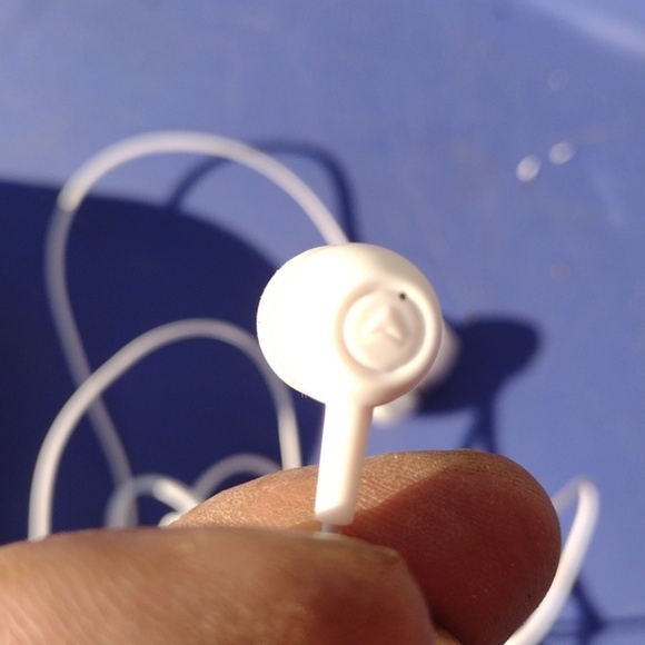 Beats White In-Ear Headphones NWOT - Picture 2 of 3